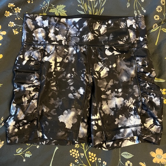 Lululemon biker shorts - Picture 1 of 4